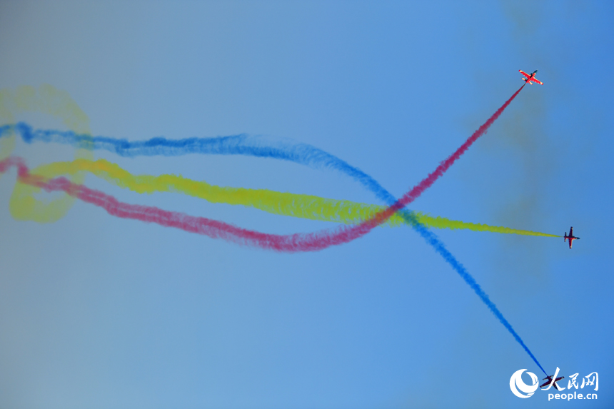 特技表演飛行隊在空中進行飛行表演。人民網記者 時雨攝