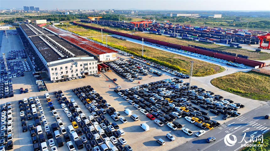 南昌國際陸港商品汽車貨運車間，大批新出廠的商品汽車排起長隊搭乘火車銷售至世界各地。人民網 朱海鵬攝