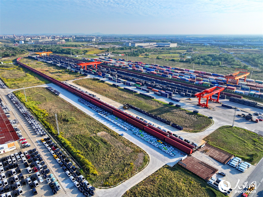 南昌國際陸港商品汽車貨運車間，大批新出廠的商品汽車排起長隊搭乘火車銷售至世界各地。人民網 朱海鵬攝