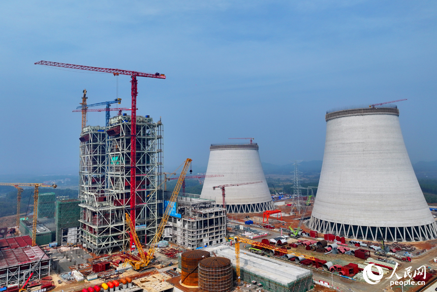 上高縣的一家清潔煤電火力發電廠工地，冷卻塔、配套廠房等設施項目建設有序推進。人民網 朱海鵬攝