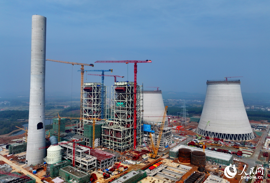 上高縣的一家清潔煤電火力發電廠工地，冷卻塔、配套廠房等設施項目建設有序推進。人民網 朱海鵬攝