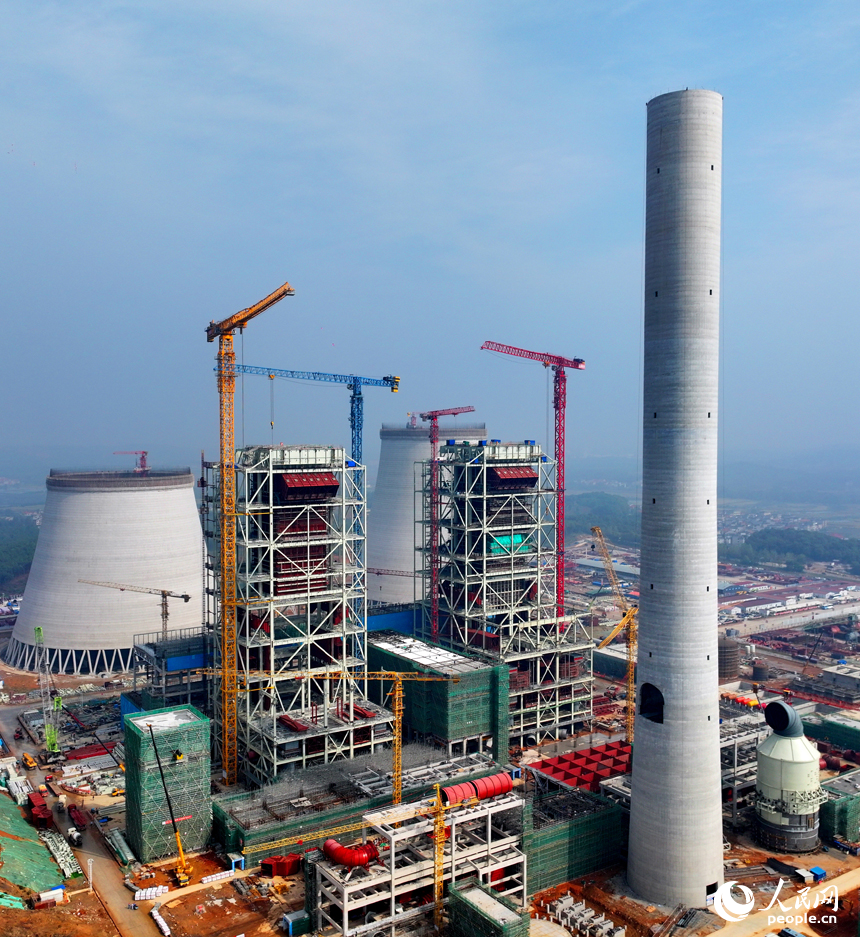 上高縣的一家清潔煤電火力發電廠工地，冷卻塔、配套廠房等設施項目建設有序推進。人民網 朱海鵬攝