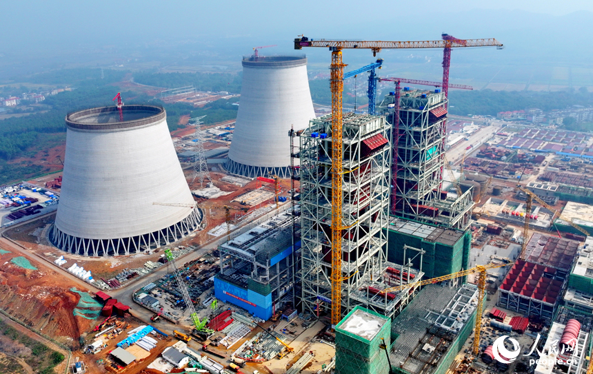 上高縣的一家清潔煤電火力發電廠工地，冷卻塔、配套廠房等設施項目建設有序推進。人民網 朱海鵬攝
