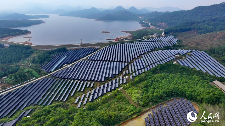 宜春市上高縣翰堂鎮的“農光互補”光伏發電站，太陽能光伏發電板連片分布。人民網 朱海鵬攝