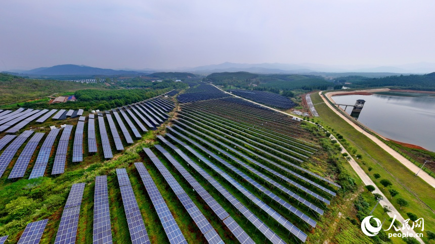 宜春市上高縣翰堂鎮的“農光互補”光伏發電站，太陽能光伏發電板連片分布。人民網 朱海鵬攝