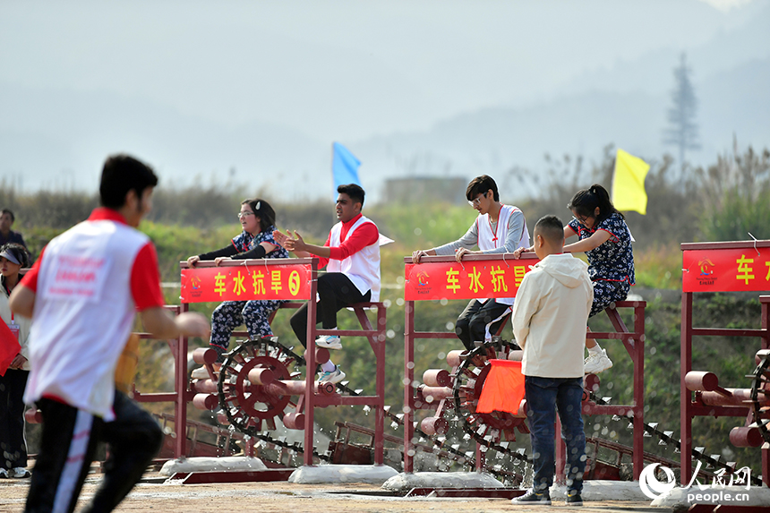 留學生選手們在車水抗旱比賽中合力踩水車。人民網記者 時雨攝