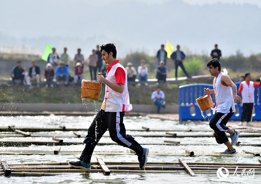 留學生選手們在車水抗旱比賽中轉運水。人民網記者 時雨攝
