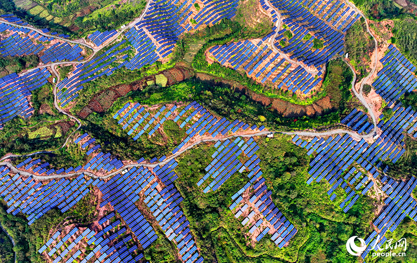 撫州市廣昌縣甘竹鎮朝華村的一處光伏發電站，鱗次櫛比的光伏組件分布在荒山坡上。人民網 朱海鵬攝
