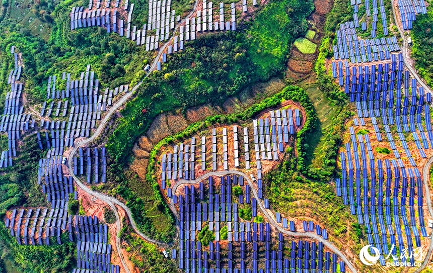 撫州市廣昌縣甘竹鎮朝華村的一處光伏發電站，鱗次櫛比的光伏組件分布在荒山坡上。人民網 朱海鵬攝