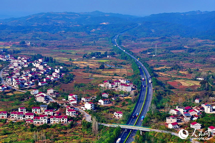 撫州市廣昌縣甘竹鎮，濟廣高速公路各類物流、快遞貨車疾馳，物流繁忙有序。人民網 朱海鵬攝