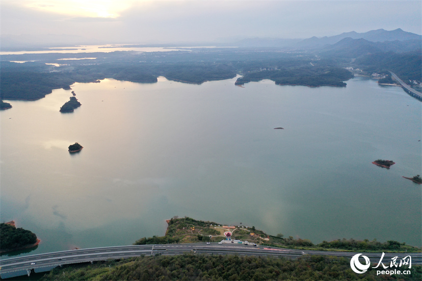 武寧縣廬山西海青山疊翠、湖面如鏡，高速公路在青山綠水間穿行。人民網記者 時雨攝