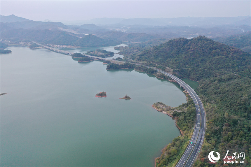 武寧縣廬山西海青山疊翠、湖面如鏡，高速公路在青山綠水間穿行。人民網記者 時雨攝
