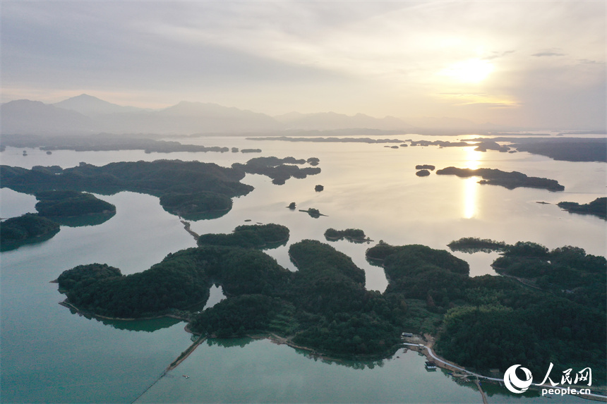 武寧縣廬山西海大小不一的島嶼嵌在湖中，航拍鏡頭下，宛若一幅秀美的山水畫展現在眼前。人民網記者 時雨攝