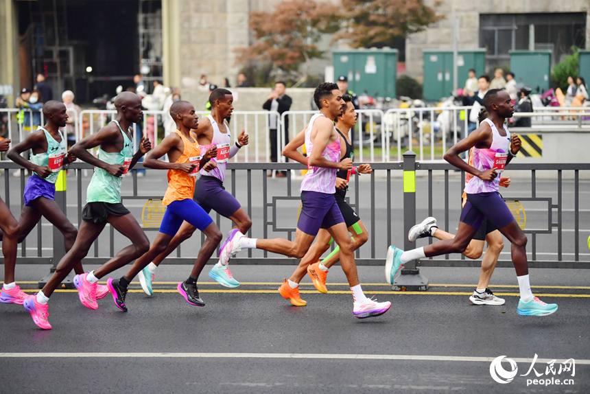 2024南昌馬拉松鳴槍開賽，35000名跑友用腳步丈量英雄城的激情與歡樂。人民網記者 時雨攝