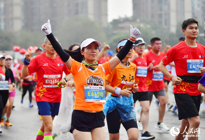 2024南昌馬拉松鳴槍開賽，35000名跑友用腳步丈量英雄城的激情與歡樂。人民網記者 時雨攝