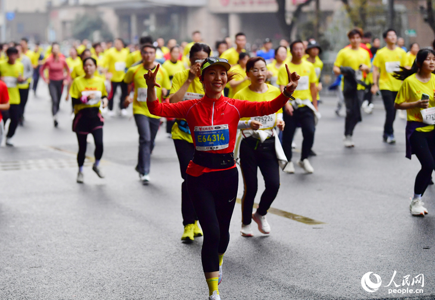 2024南昌馬拉松鳴槍開賽，35000名跑友用腳步丈量英雄城的激情與歡樂。人民網記者 時雨攝