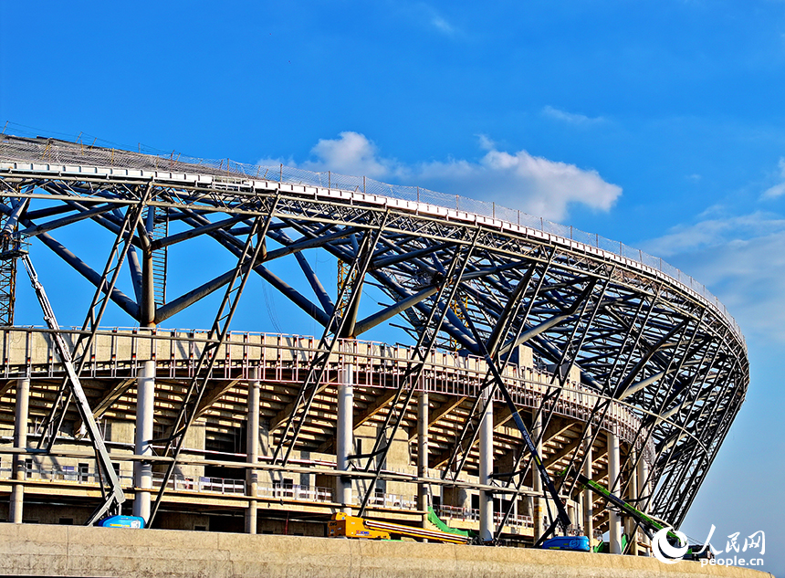 萍鄉市奧體中心項目施工現場，鋼架林立、吊裝繁忙，工人正在加緊建設各類體育場館。人民網 朱海鵬攝