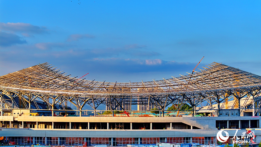 萍鄉市奧體中心項目施工現場，鋼架林立、吊裝繁忙，工人正在加緊建設各類體育場館。人民網 朱海鵬攝