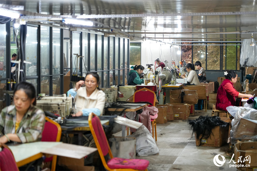 村民正在制作假發。人民網 涂詩軒攝