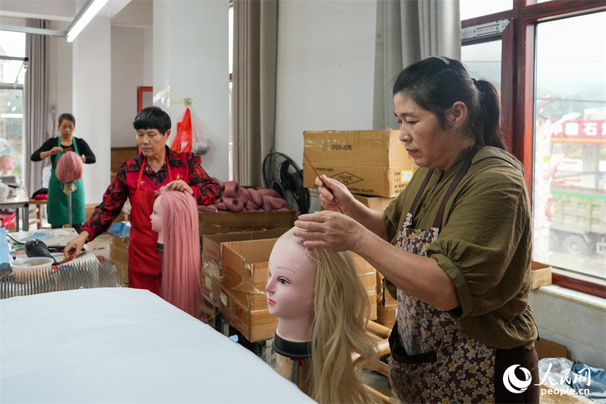 村民正在打理假發。人民網 涂詩軒攝