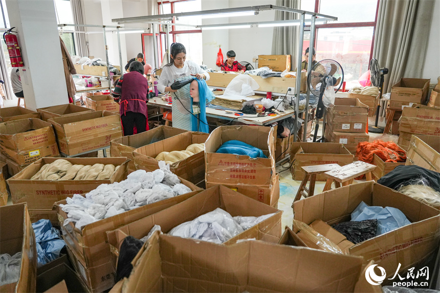 村民正在打理假發。人民網 涂詩軒攝