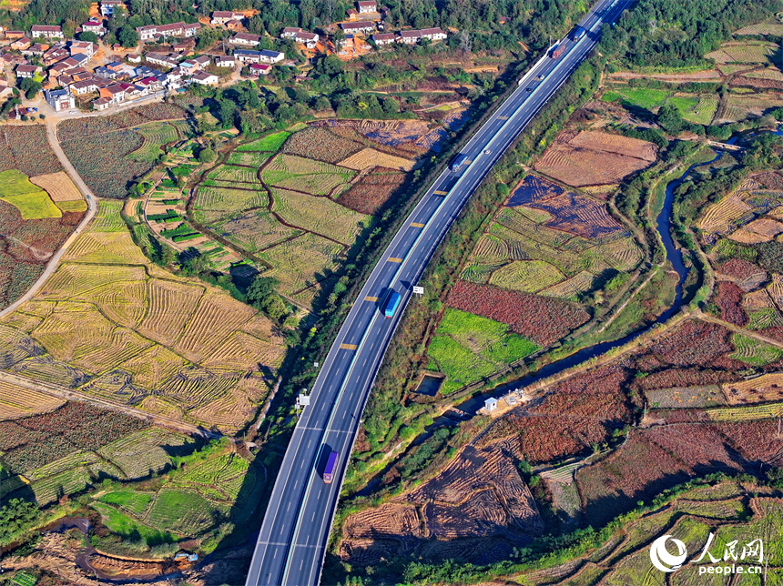 撫州市廣昌縣頭陂鎮塘下村青山掩映、阡陌縱橫，廣吉高速公路上車輛往來行駛。人民網 朱海鵬攝
