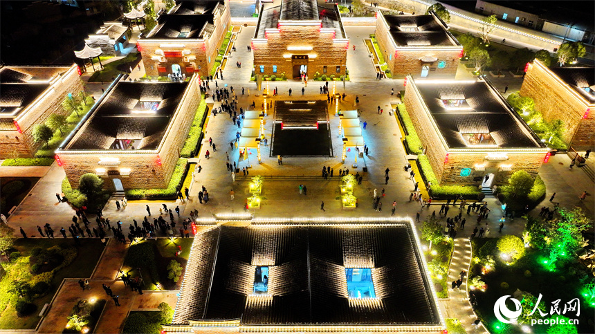 撫州市金溪縣金溪歷史文化街區燈光璀璨，許多游客前來游玩和觀看非遺展演。人民網 朱海鵬攝