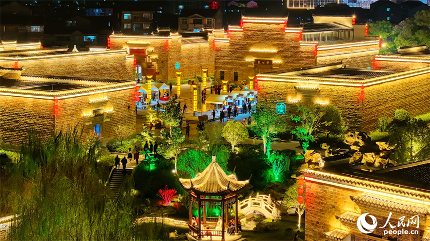 撫州市金溪縣金溪歷史文化街區燈光璀璨，許多游客前來游玩和觀看非遺展演。人民網 朱海鵬攝