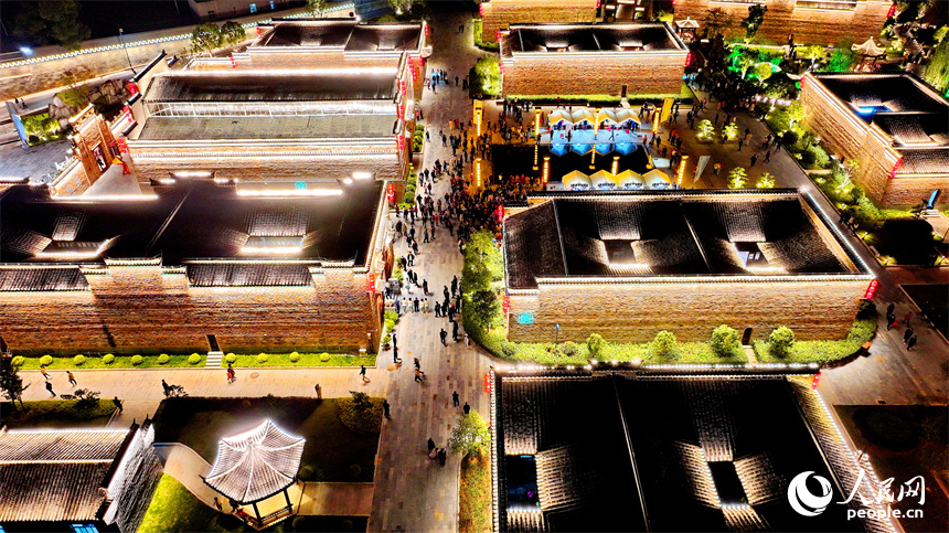 撫州市金溪縣金溪歷史文化街區燈光璀璨，許多游客前來游玩和觀看非遺展演。人民網 朱海鵬攝