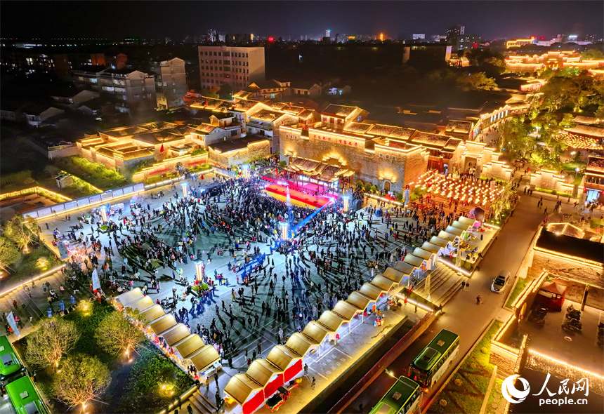 撫州市金溪縣金溪歷史文化街區燈光璀璨，許多游客前來游玩和觀看非遺展演。人民網 朱海鵬攝
