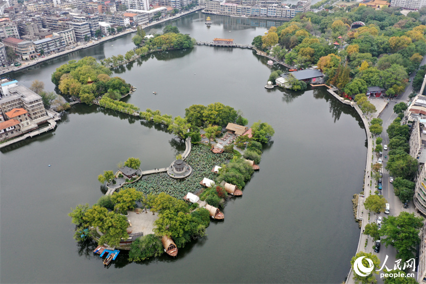 21日拍攝的南昌八一公園水清岸綠，市民和游客正在公園里休閑。人民網記者 時雨攝