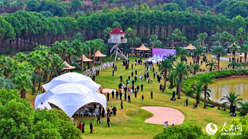 撫州市金溪縣滸灣鎮的一處鄉村休閑旅游景點，許多游客前來度假游玩。人民網 朱海鵬攝