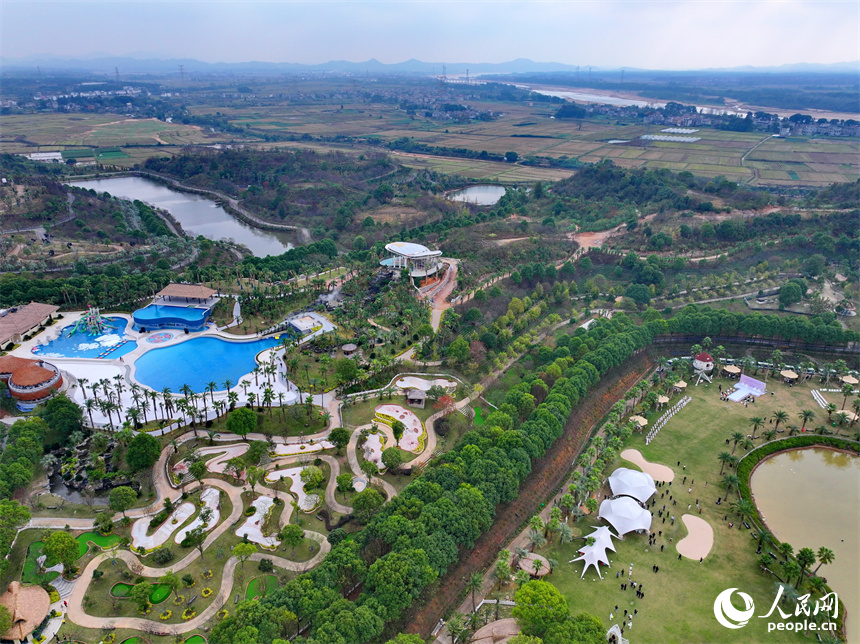 撫州市金溪縣滸灣鎮的一處鄉村休閑旅游景點，許多游客前來度假游玩。人民網 朱海鵬攝