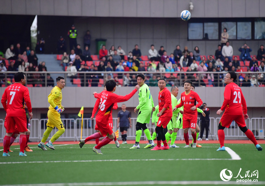 雙方隊員在球場激烈比拼。人民網記者 時雨攝