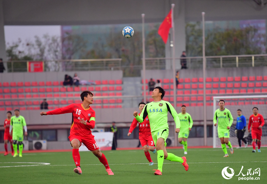 雙方隊員在球場激烈比拼。人民網記者 時雨攝