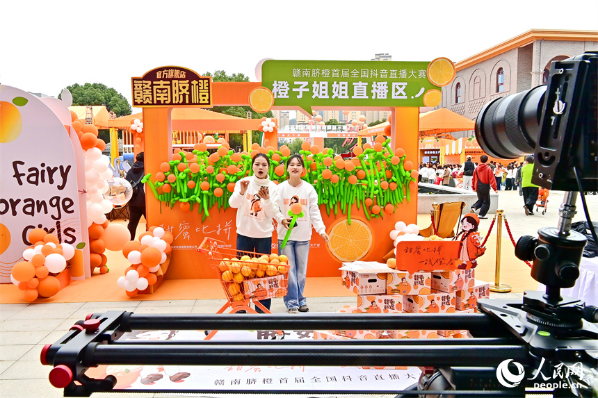 網絡主播在直播間介紹贛南臍橙拓寬售賣渠道。人民網 朱海鵬攝