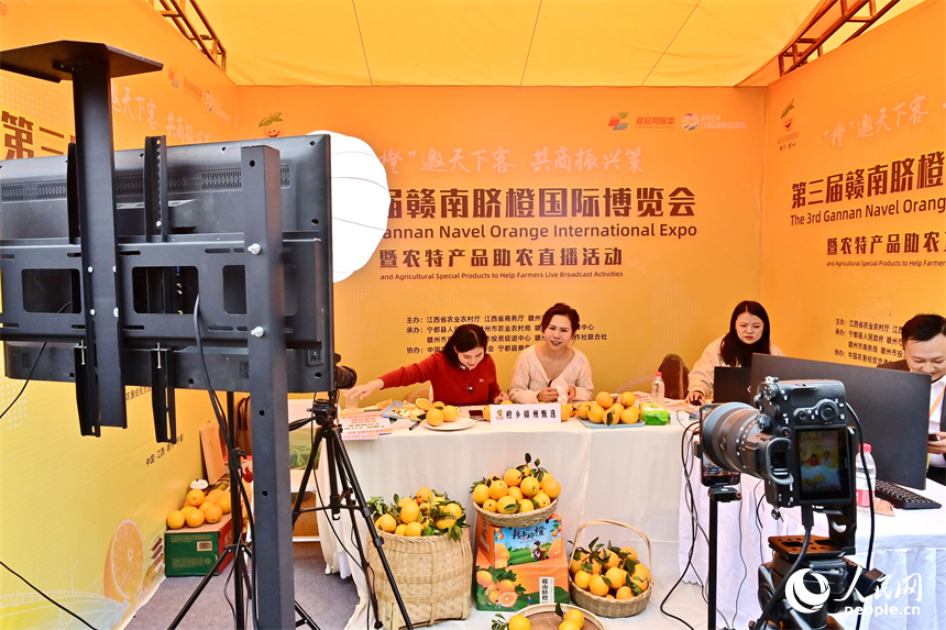 網絡主播在直播間介紹贛南臍橙拓寬售賣渠道。人民網 朱海鵬攝