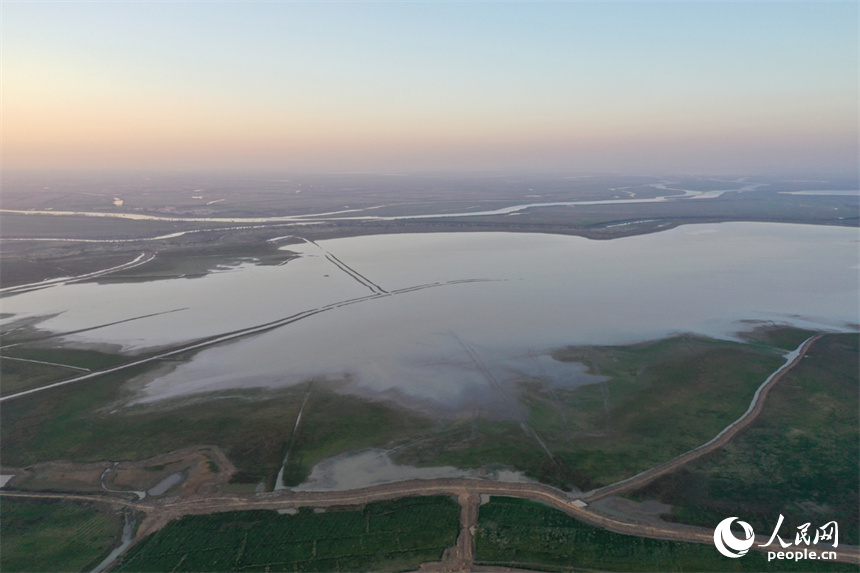 進入極枯水位的鄱陽湖溝渠縱橫，俯瞰之下，湖面成為一片大草原。人民網記者 時雨攝