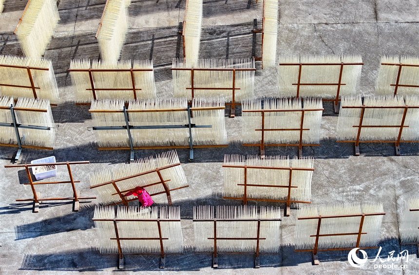 豐城市泉港鎮西岸村，許多農戶在家門口的空坪、曬場晾曬掛面，構成一道獨特的風景。人民網 朱海鵬攝