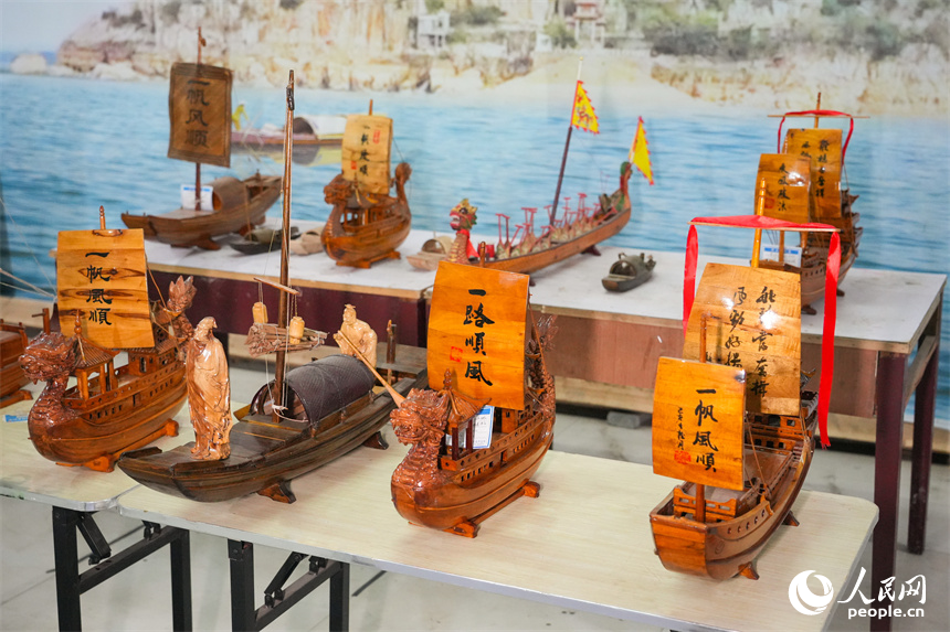 劉興林設計制作的部分船模作品。人民網 孔文進攝