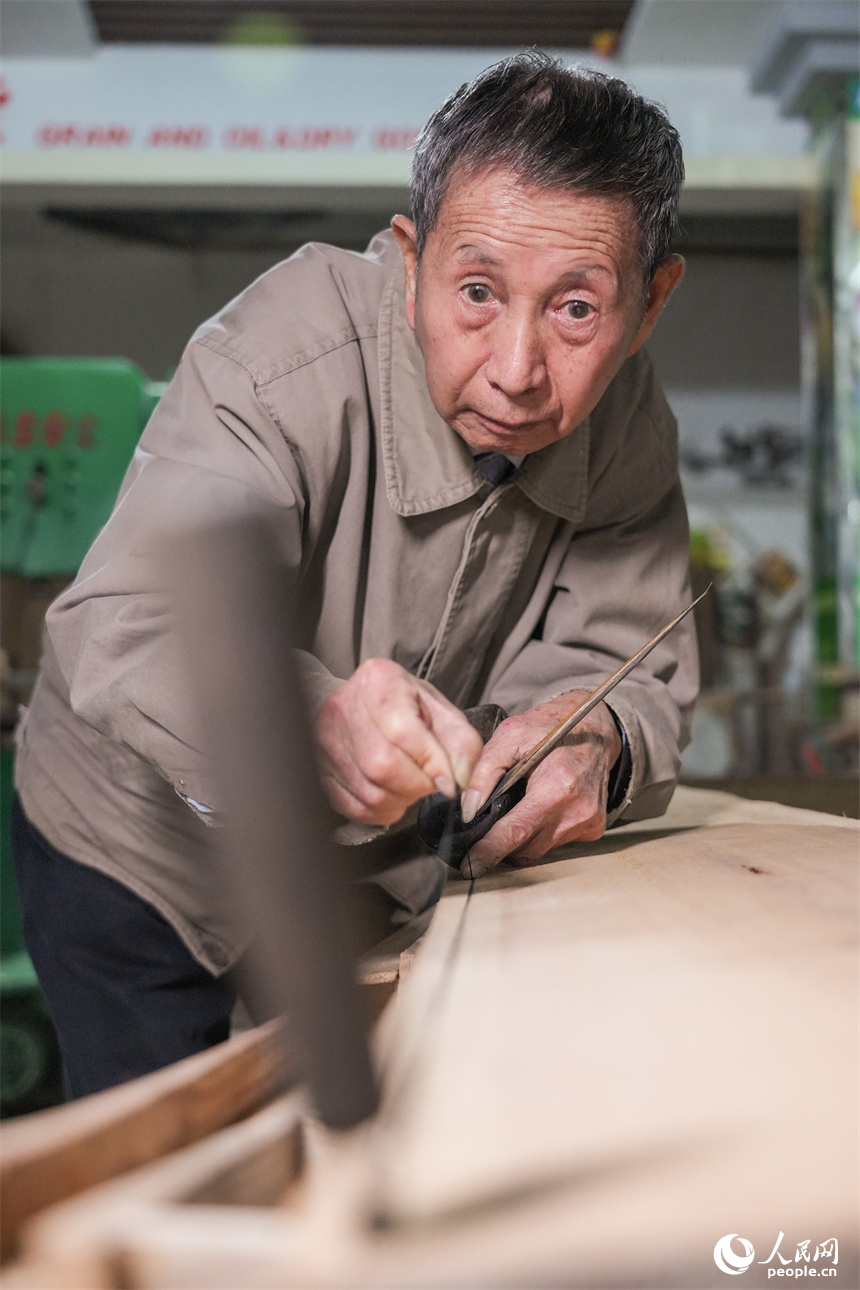 劉興林對船模進行彈線。人民網 孔文進攝