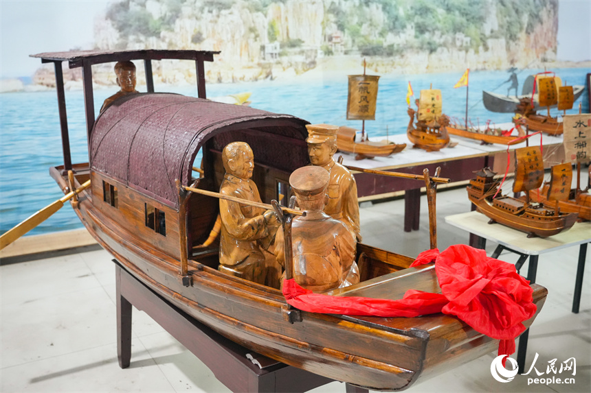 劉興林設計制作的船模作品。人民網 孔文進攝