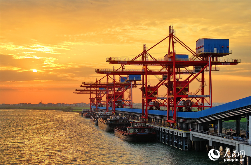 江西宜春港豐城港區尚莊貨運碼頭，電煤裝卸運送作業繁忙有序。人民網 朱海鵬攝