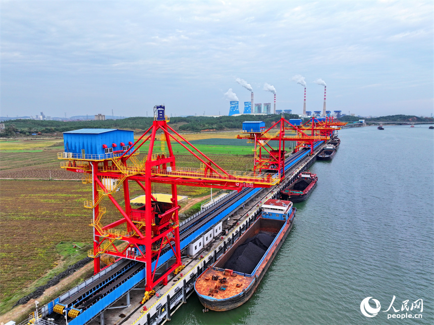 江西宜春港豐城港區尚莊貨運碼頭，電煤裝卸運送作業繁忙有序。人民網 朱海鵬攝