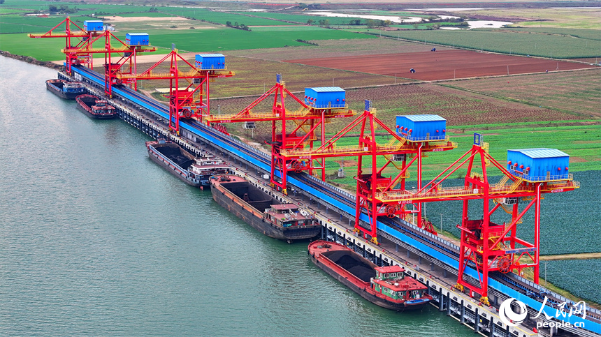 江西宜春港豐城港區尚莊貨運碼頭，電煤裝卸運送作業繁忙有序。人民網 朱海鵬攝