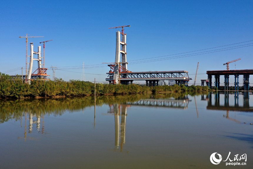 江西省南昌市東湖區揚子洲鎮昌九高鐵跨贛江公鐵大橋施工現場。人民網記者 時雨攝