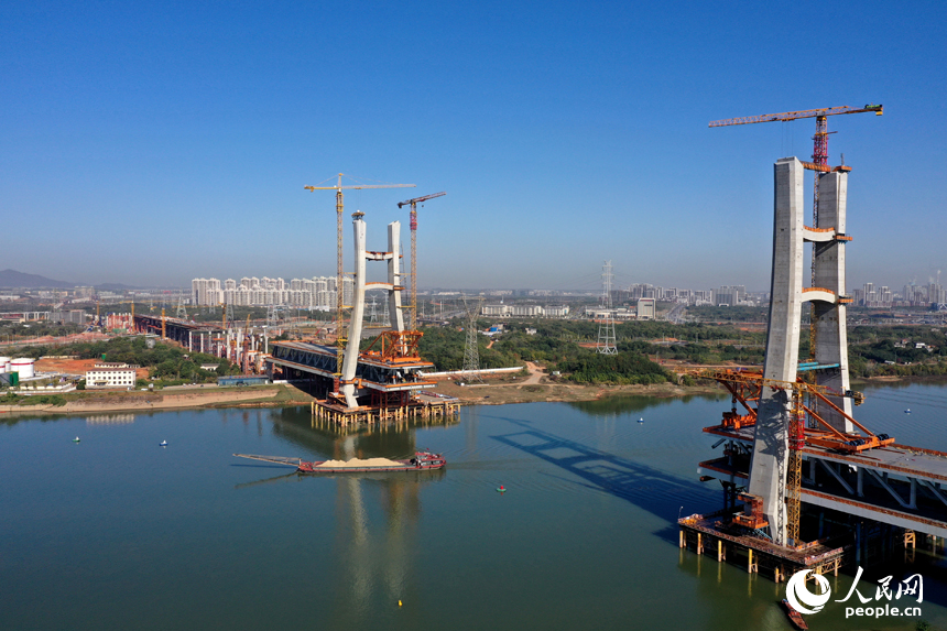 江西省南昌市東湖區揚子洲鎮昌九高鐵跨贛江公鐵大橋施工現場。人民網記者 時雨攝