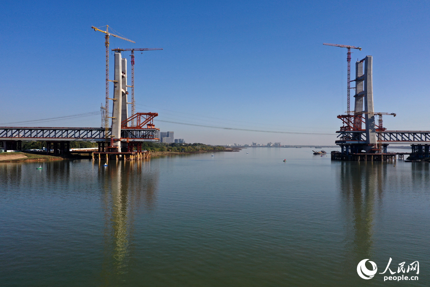 江西省南昌市東湖區揚子洲鎮昌九高鐵跨贛江公鐵大橋施工現場。人民網記者 時雨攝