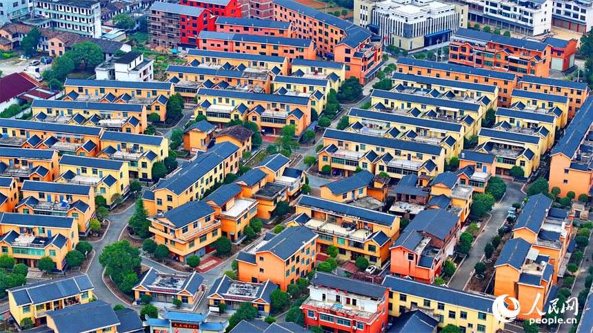 贛州市寧都縣小布鎮，鄉村公路旁的農家房屋整齊排列，與蜿蜒河流、連綿山巒相映成景。人民網 朱海鵬攝