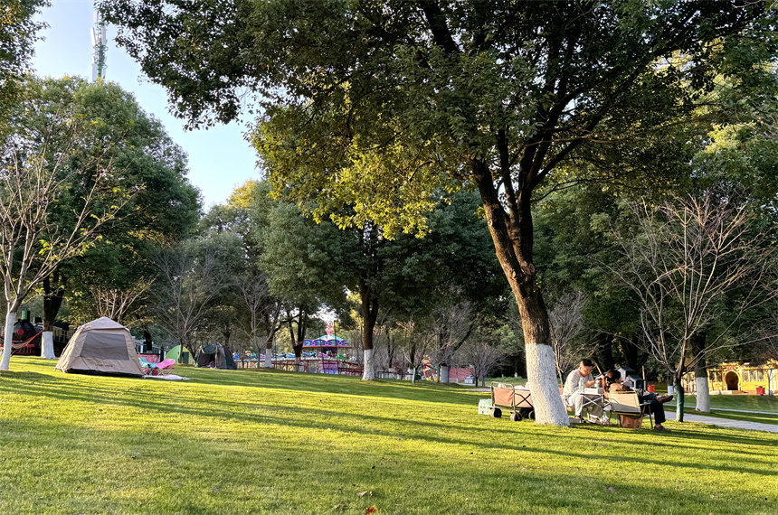 鳳凰溝迎來最佳觀賞期，吸引市民前往游玩。人民網記者 羅娜攝